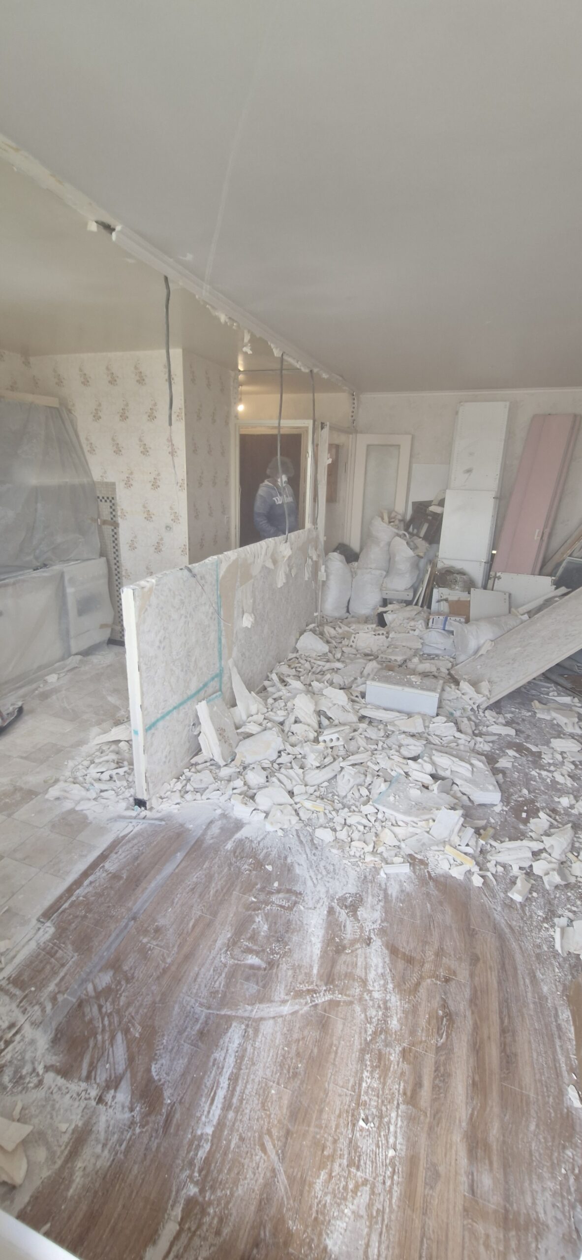 Démolition de la cloison pendant la rénovation
