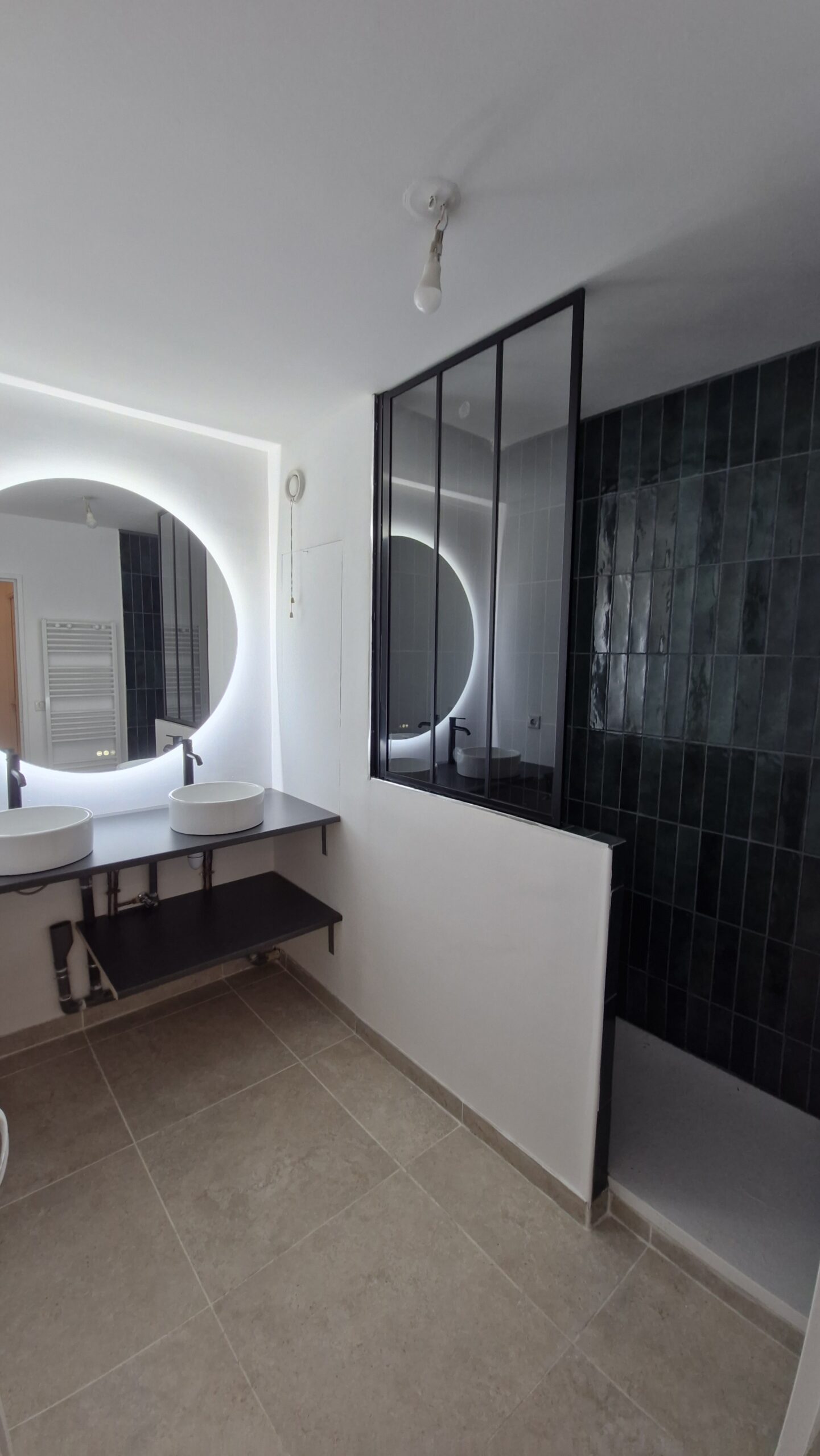 Vue générale de la salle de bain terminée