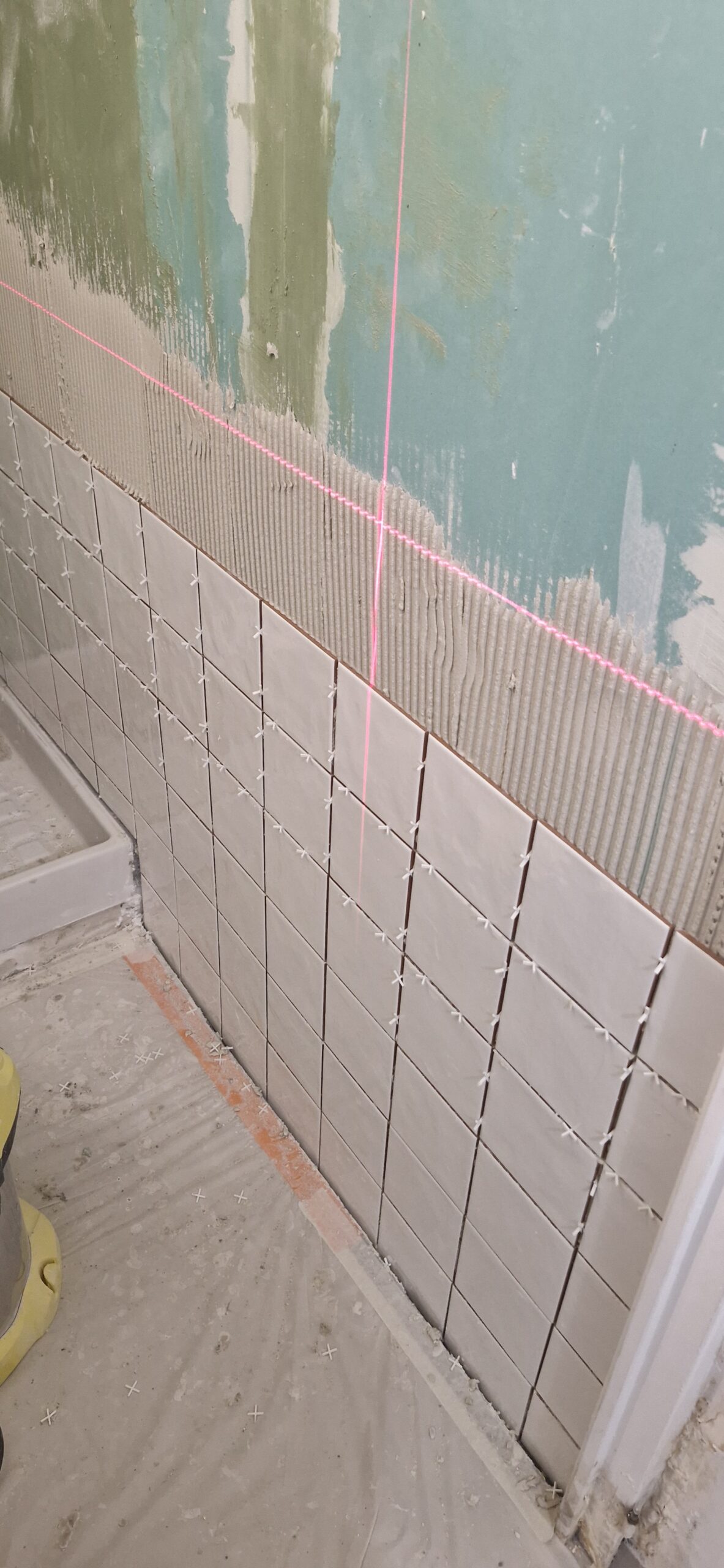 Pose de carrelage au laser en cours de chantier